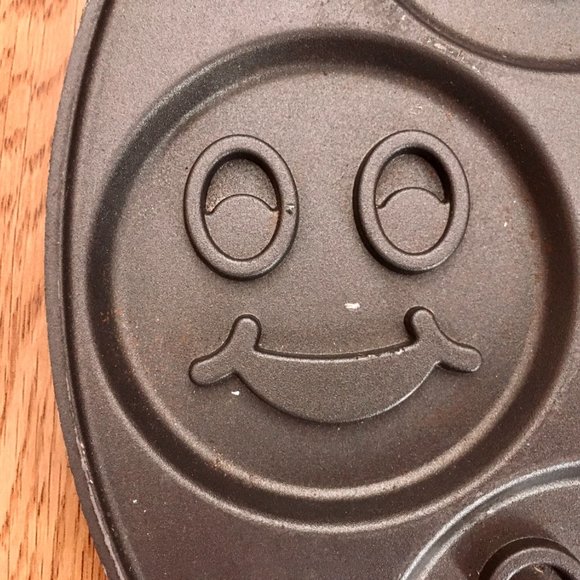 FUN Pancake Pan. Nordic-Ware Happy Face Quality Non-Stick Pan - Picture 7 of 10